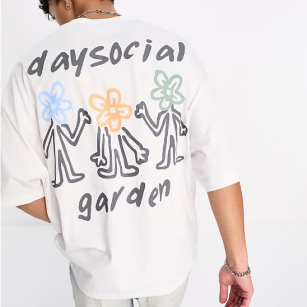 men’s white oversized tee with ‘daysocial garden’ graphic on back size xs